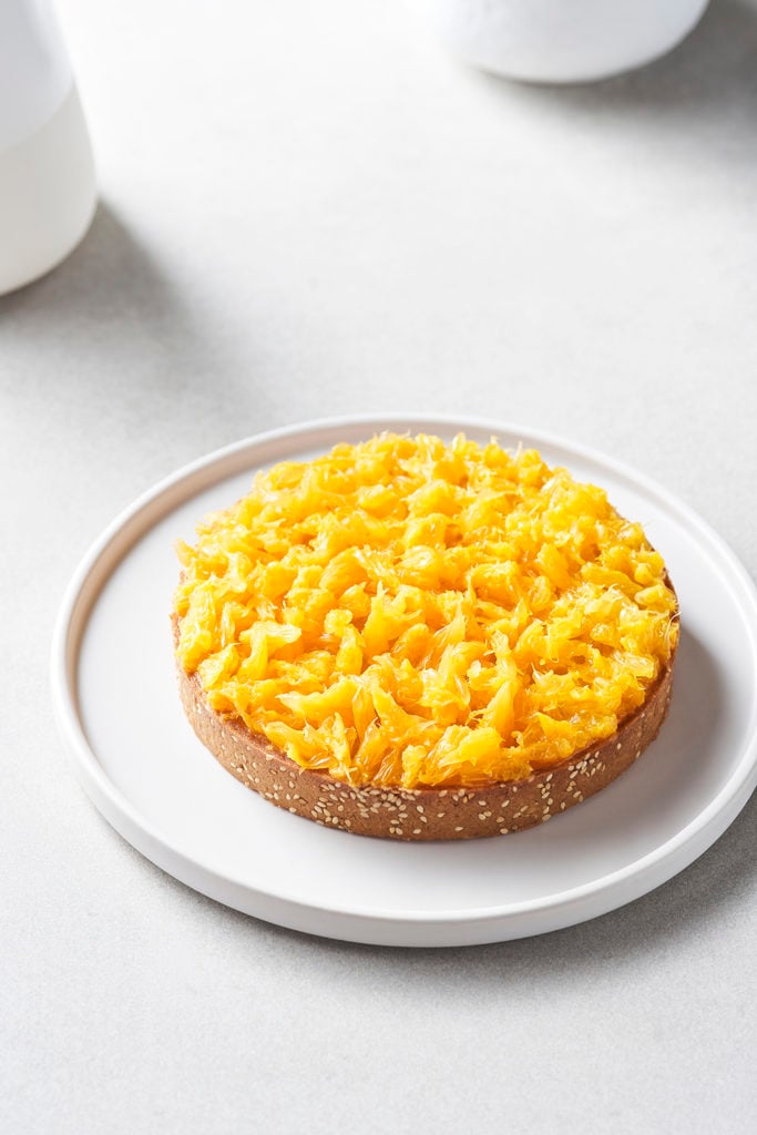 Ingredientes: sésamo. Tartaleta de sésamo y naranja - receta del libro "Pastelería más saludable, ligera y sabrosa" de Jordi Bordas